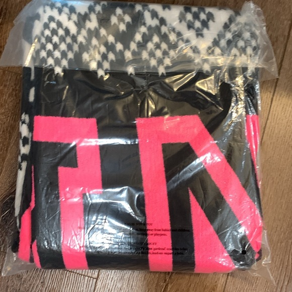 New Victoria's Secret PINK Cozy Plush Throw Blanket. Rare VS Blanket. 5’x 6’ - Picture 4 of 4